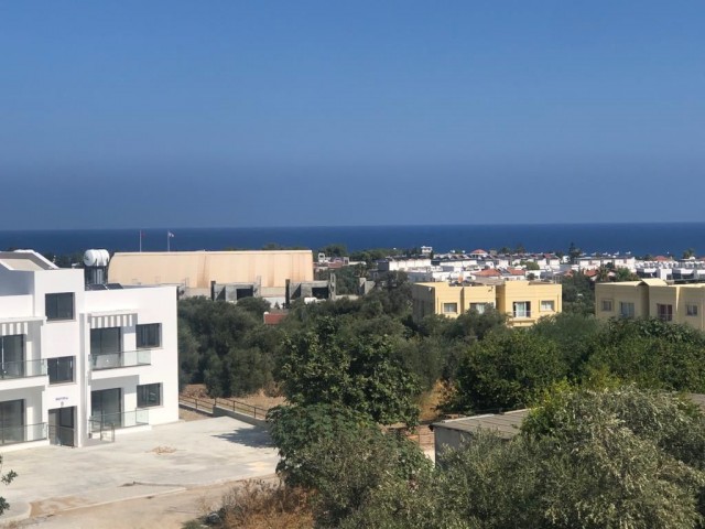 Girne Zeytinlikte Türk Koçanlı Site İçi Deniz Manzaralı Teraslı Sıfır Satılık 1+1 Daire