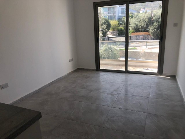 1+1 Wohnung Zum Verkauf Null Mit Terrasse Mit Meerblick In Kyrenia Olivenhain ** 