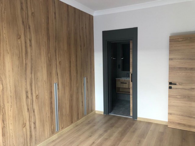 2+1 RESIDENZ WOHNUNG ZUM VERKAUF IM ZENTRUM VON KYRENIA ** 