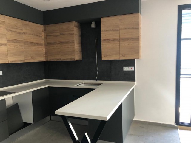 2+1 RESIDENZ WOHNUNG ZUM VERKAUF IM ZENTRUM VON KYRENIA ** 