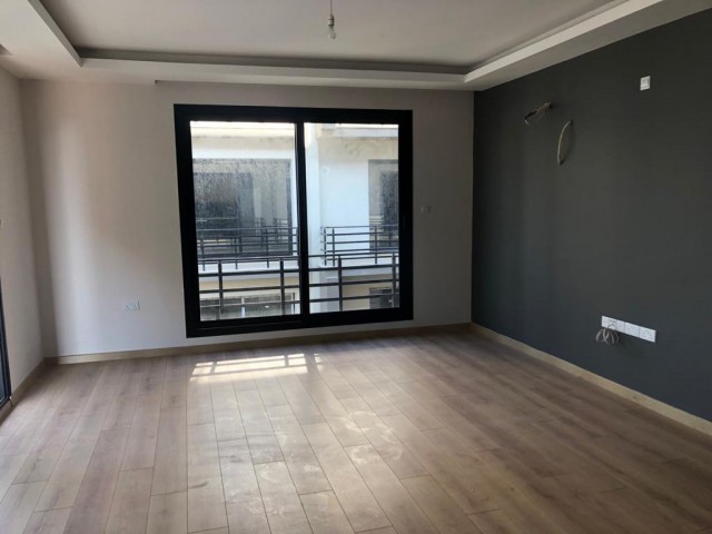 2+1 RESIDENZ WOHNUNG ZUM VERKAUF IM ZENTRUM VON KYRENIA ** 