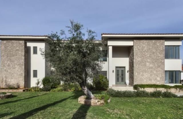 Villa Zum Verkauf In Kyrenia Esentepe 7 + 1 ** 