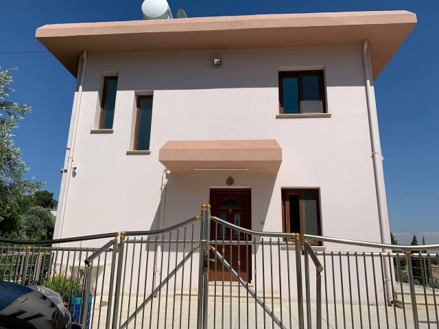 Großes Einfamilienhaus Zum Verkauf In Kyrenia Bosporus ** 