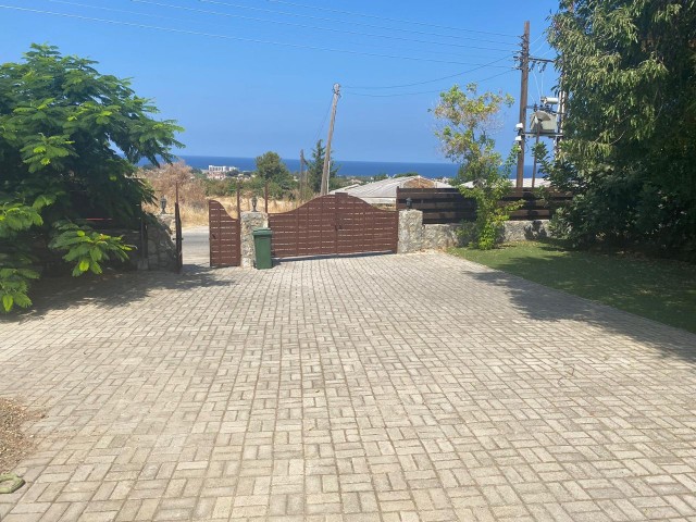 Girne Karşıyaka'da Özel Havuzlu Kısa Dönem Kiralık Villa