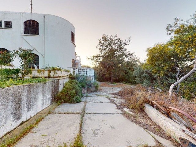 Zu verkaufen Feld und altes Herrenhaus in Dogankoy, Ober-Kyrenia