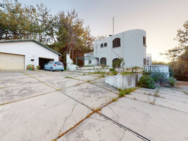 Zu verkaufen Feld und altes Herrenhaus in Dogankoy, Ober-Kyrenia