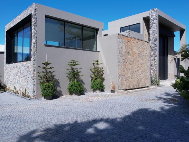 Kyrenia Karşıyaka 9+2 Villa zum Verkauf