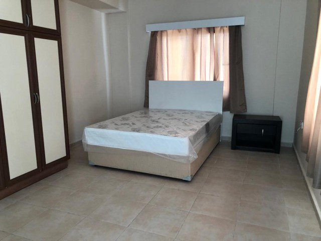 Girne Merkez'de Kaşgar Court yakınında ebebeyn banyolu eşyalı  3+1  kiralık daire 