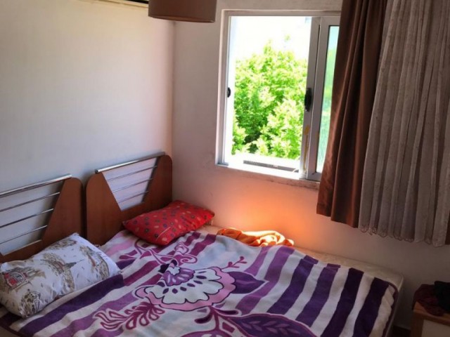 Girne merkezde ana cadde üzerinde 2+1 eşyalı daire