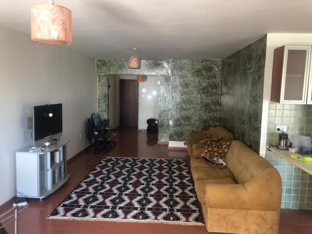 Girne merkezde ana cadde üzerinde 2+1 eşyalı daire