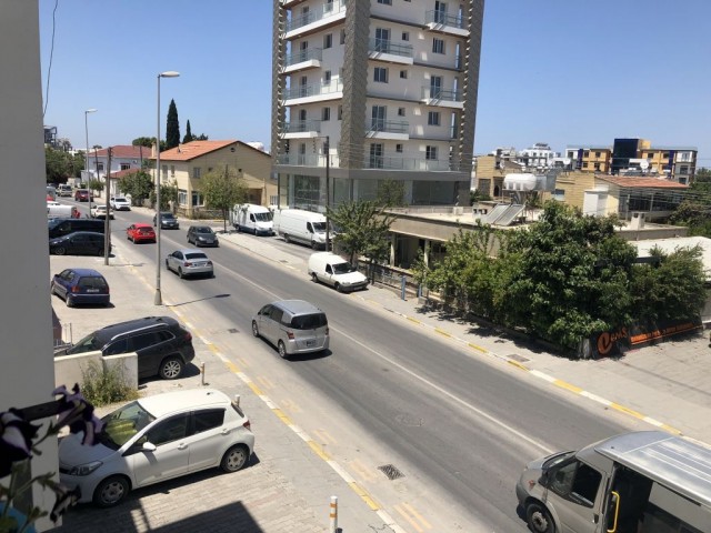 Girne merkezde ana cadde üzerinde 2+1 eşyalı daire