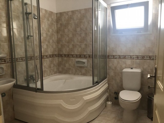 Girne merkezde ortak havuzlu lüks Sitede 3+1 eşyalı kiralık daire 