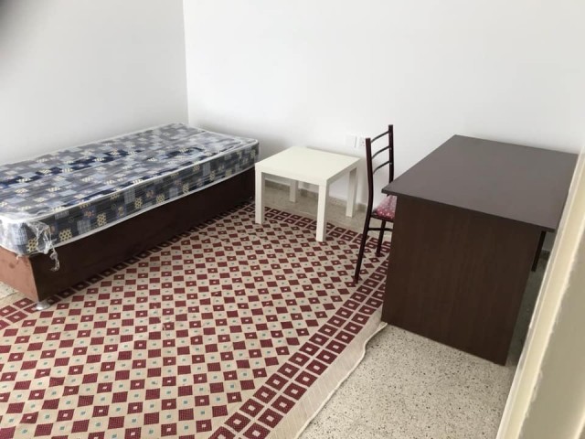 Girne merkezde nusmar market yakınında yeni eşyalı 3+1 kiralık daire