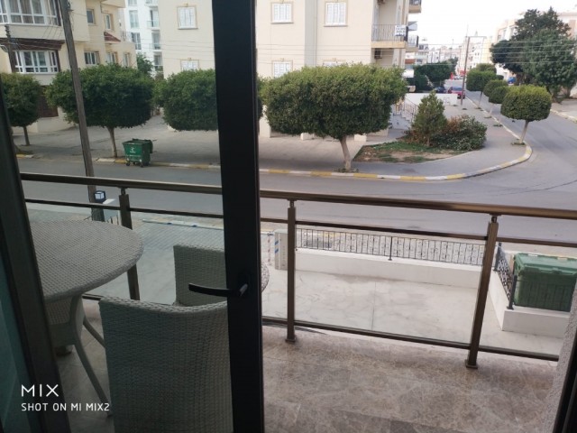 Girne merkezde Kaşgar Court  yakınında  KDV'si ödenmiş eşyalı 2+1 satılık  daire