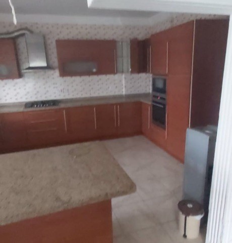 Girne merkezde dolmuş ve markete yürüyüş mesafesi nde 3 + 1 eşyalı daire (öğrenci aile farketmez)