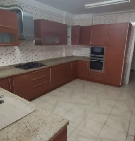 Girne merkezde dolmuş ve markete yürüyüş mesafesi nde 3 + 1 eşyalı daire (öğrenci aile farketmez)