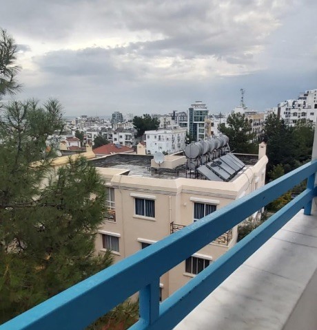 Girne merkezde dolmuş ve markete yürüyüş mesafesi nde 3 + 1 eşyalı daire (öğrenci aile farketmez)