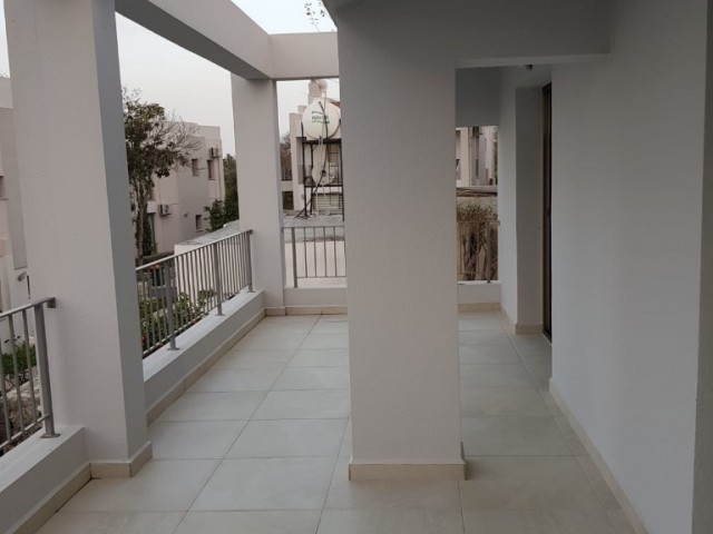 Alcancak’ta güvenlikli site içerisinde ortak havuzlu site içerisinde eşyalı 3+1 satılık villa