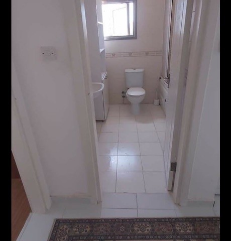 Girne merkezde girne lemar yanında havuzlu site içerisinde eşyalı kiralık 2+1 daire