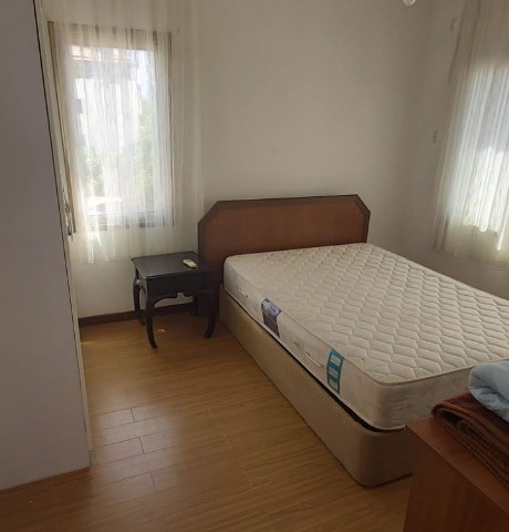 Girne merkezde girne lemar yanında havuzlu site içerisinde eşyalı kiralık 2+1 daire