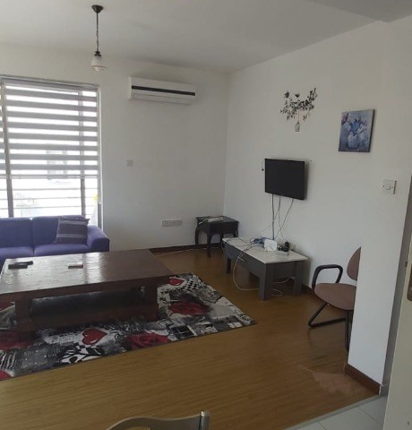 Girne merkezde girne lemar yanında havuzlu site içerisinde eşyalı kiralık 2+1 daire