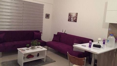 Girne merkezde asansörlü binada eşyalı 1+1 kiralık daire