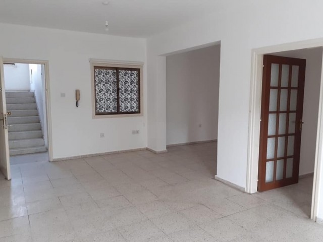 Girne merkezde çarşıya yürüyüş mesafesinde eşyasız kiralık 2+1 daire