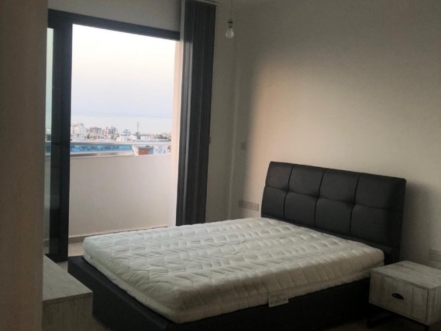 Girne merkezde muhteşem manzaraya sahip lüks eşyalı 2+1 kiralık penthouse 