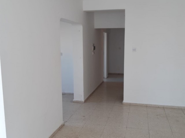 Lefkoşa terminal bölgesinde 3 + 1 eşyasız kiralık daire