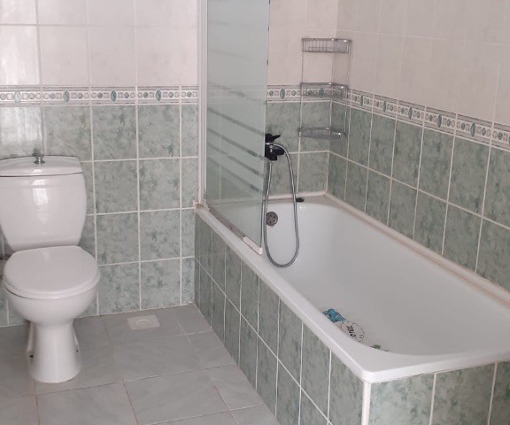 Alsancakta bir dönüm arazi içerisinde havuzlu merkezi ısıtma sistemli eşyalı kiralık 3 + 1 villa (yıllık kontrat yapılacaktır)