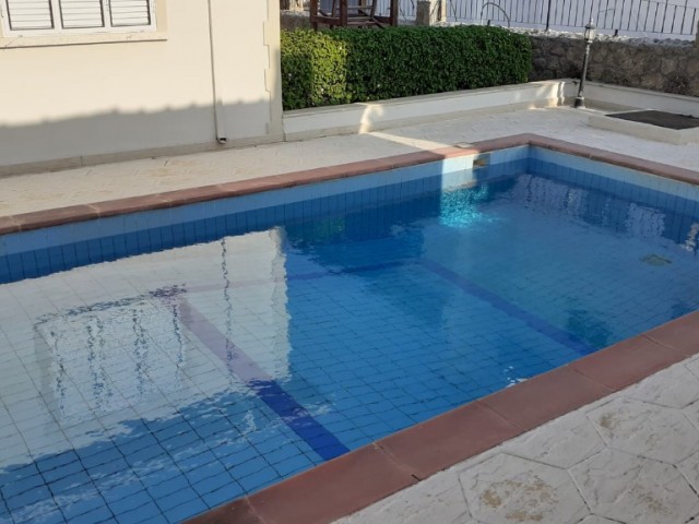 Alsancakta bir dönüm arazi içerisinde havuzlu merkezi ısıtma sistemli eşyalı kiralık 3 + 1 villa (yıllık kontrat yapılacaktır)