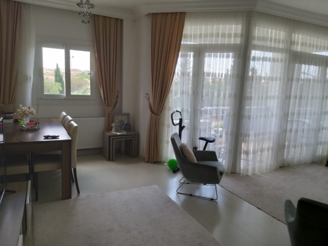 Dikmen lavinyum sitesinde merkezi ısıtma sistemli eşyalı 3+1 kiralık daire