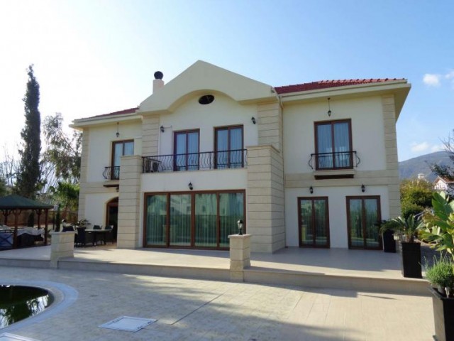 Alsancak Yeşiltepe girişinde 3+1, eşyalı, süper lüx villa,merkezi ısıtmalı,  havuzlu, 1 dönüm bahçeli, ana yola çok yakın 