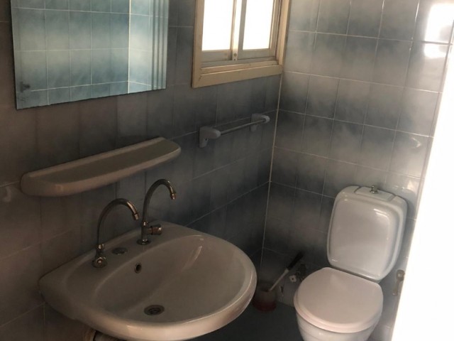 180 m2 3 + 1 Wohnung zum Verkauf mit Kamin an der Hauptstraße in Kyrenia ** 