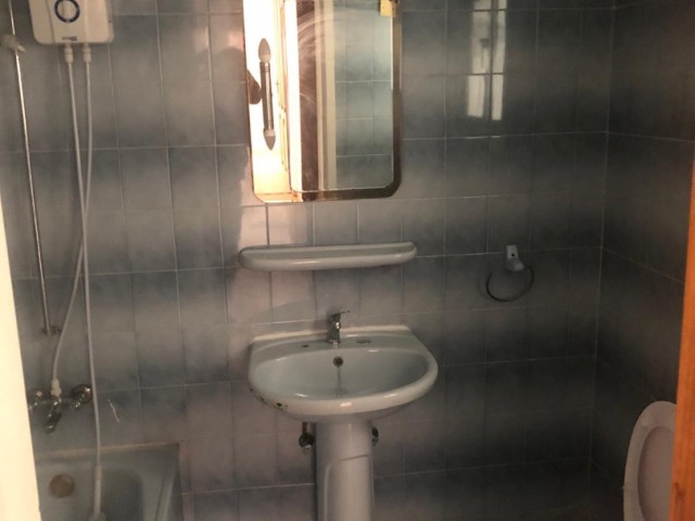 180 m2 3 + 1 Wohnung zum Verkauf mit Kamin an der Hauptstraße in Kyrenia ** 