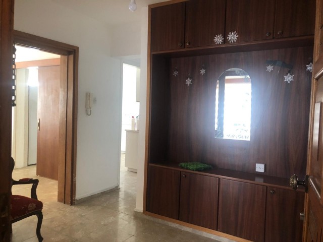180 m2 3 + 1 Wohnung zum Verkauf mit Kamin an der Hauptstraße in Kyrenia ** 