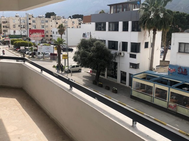 Girne’de ana cadde üzerinde şömineli 180 metre² satılık 3 + 1 daire