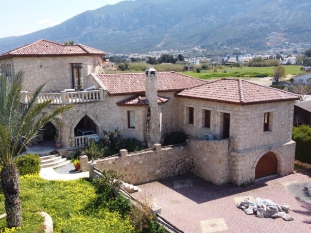 Karşıyaka'da Denize Yürüyüş Mesafesinde 1 Dönümden Büyük Arazi İçerisinde Otantik Tarzı İle Benzersiz 5 Yatak Odalı  satılık Taş Villa