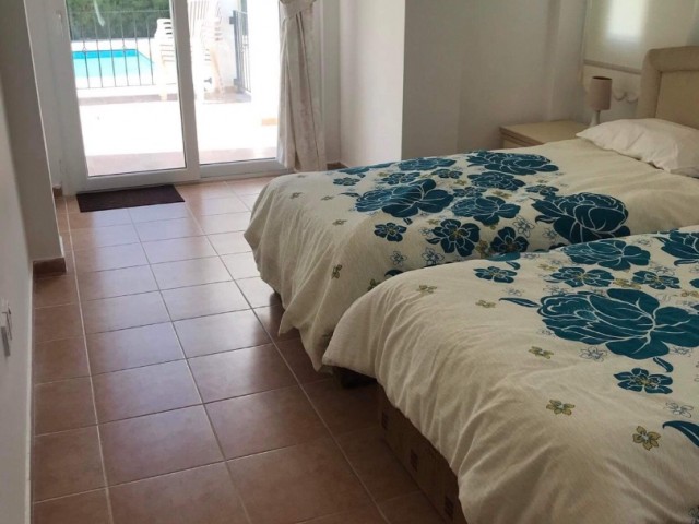 Karşıyaka’da deniz manzaralı havuzlu  şömineli 3+1 kiralık villa 