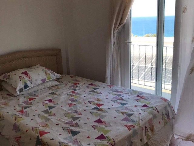 Karşıyaka’da deniz manzaralı havuzlu  şömineli 3+1 kiralık villa 