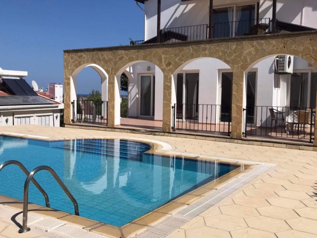 Karşıyaka’da deniz manzaralı havuzlu  şömineli 3+1 kiralık villa 