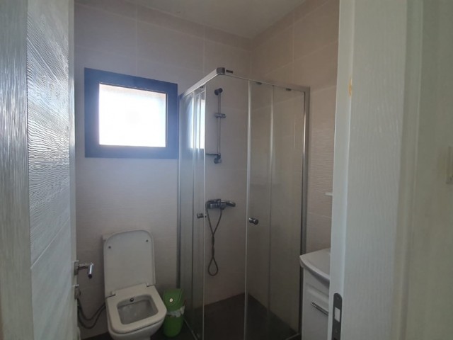 Gönyeli de  ana cadde üzeri  asansörlü binada 2 + 1 kiralık daire ödemeler altı aylık peşin olarak yapılacaktır