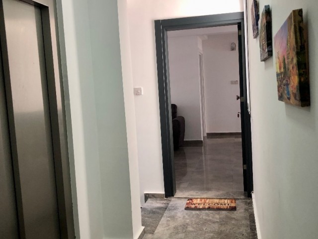 Lefkoşa‘da merkezi konumda asansörlü binada sıfır eşyalı kiralık 2+1 daire ödemeler 6 ay peşin olarak yapılacaktır 