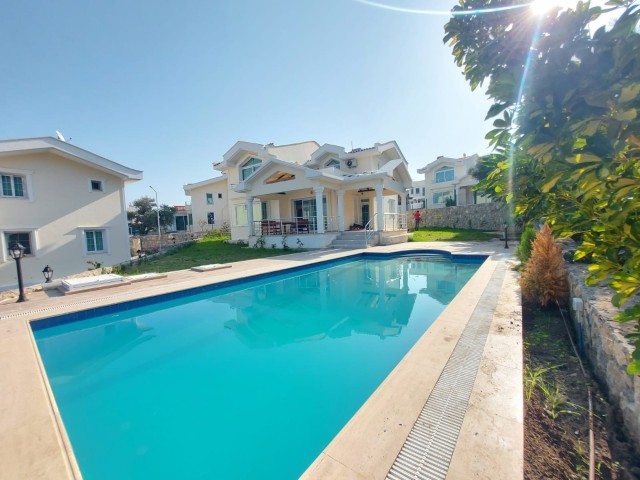 Villa zur Miete in Alsancak mit Meerblick Pool 3+1 Null Luxus möbliert 3 Bäder 