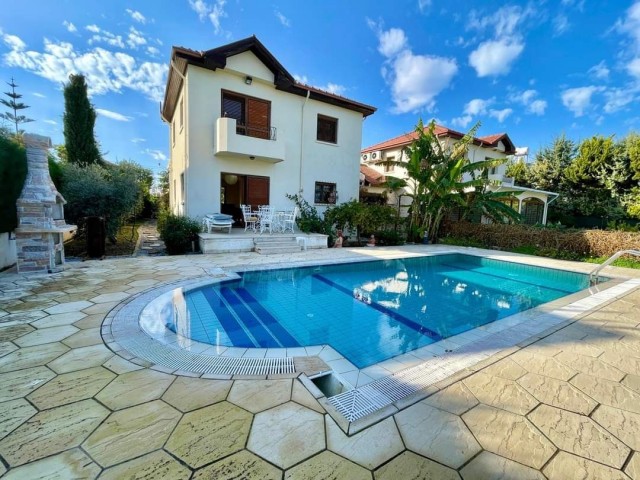 3+1 furnished villa for sale in Alsancak, walking distance to the sea, with pool, central heating and cooling system, all expenses paid