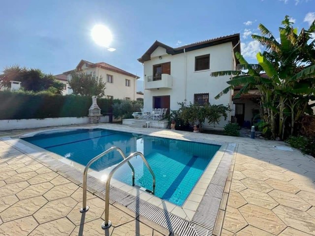 3+1 furnished villa for sale in Alsancak, walking distance to the sea, with pool, central heating and cooling system, all expenses paid