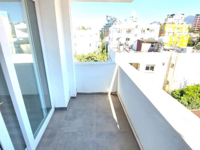 Girne Merkez'de Harika Konumda 2 Banyolu Satılık Lüks 2+1 / 90 m² Daire ..