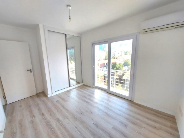 Luxuriöse 2+1 / 90 m² große Wohnung zum Verkauf mit 2 Bädern in toller Lage im Zentrum von Girne.