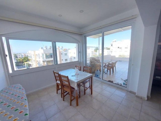 2+1 Penthouse-Wohnung zum Verkauf im Zentrum von Kyrenia (05338419808) Hülya Öncal