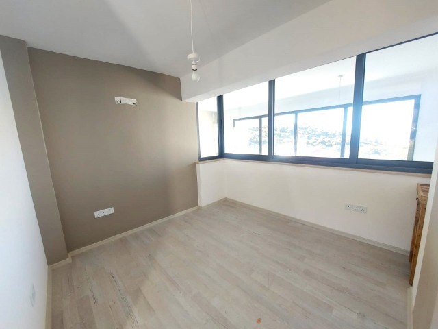 Penthouse zu verkaufen in einem Komplex mit einem Pool von 8 Wohnungen mit einfachen Zugang in Alsancak, 2 Bäder, Mehrwertsteuer bezahlt, Dachterrasse, die zu der Wohnung 2 + 1 Penthouse zu verkaufen  ** 